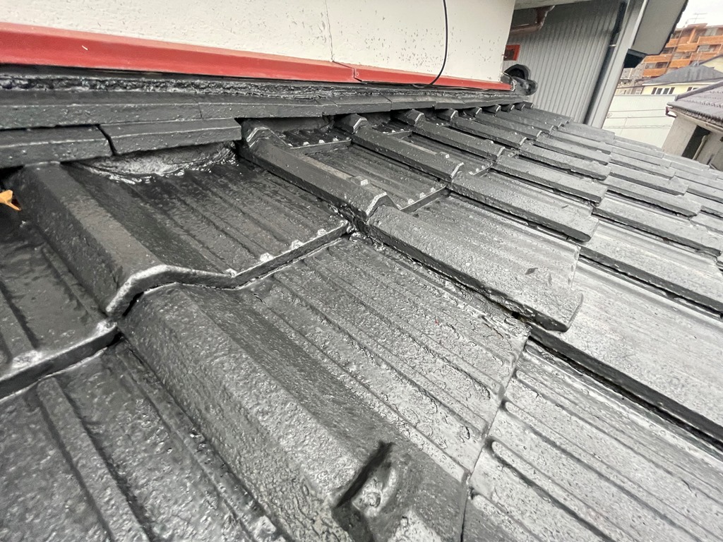 築50年の瓦屋根より雨漏れ発生