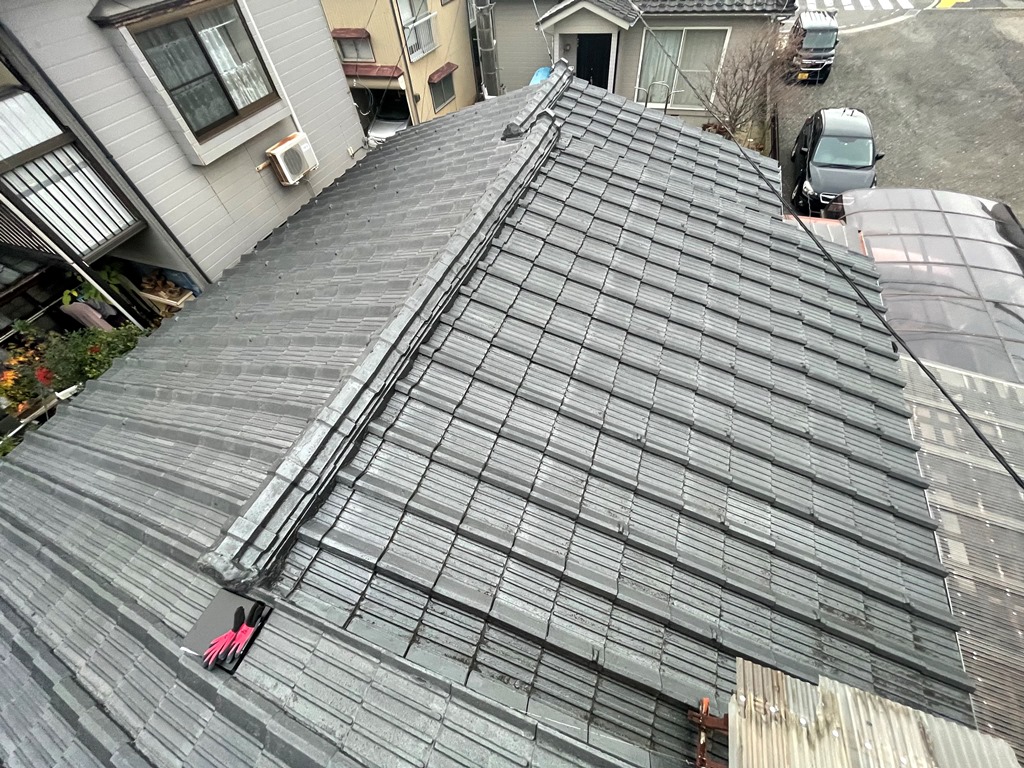 築50年の瓦屋根より雨漏れ発生