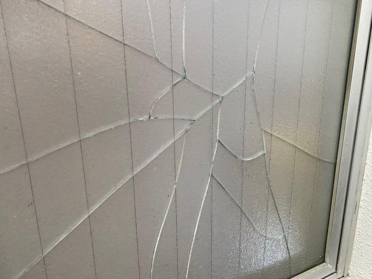 窓ガラスの割れ　現地調査