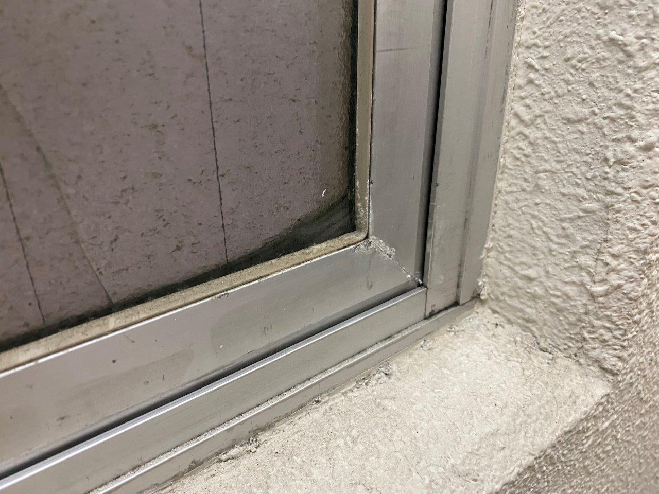 窓ガラスの割れ　現地調査