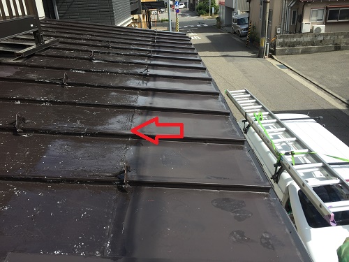 板金縦葺屋根　継ぎ目