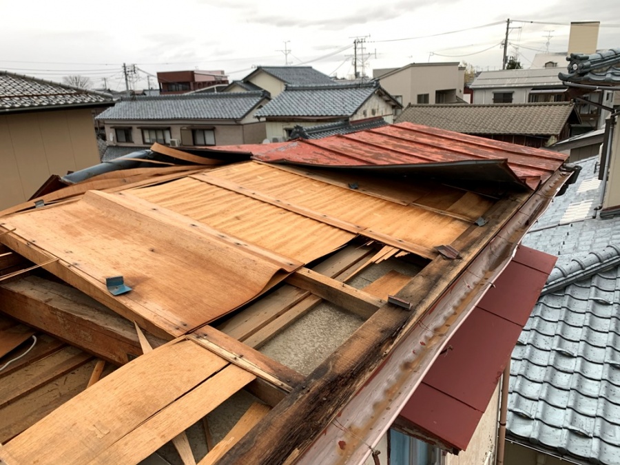 屋根材飛散し応急処置