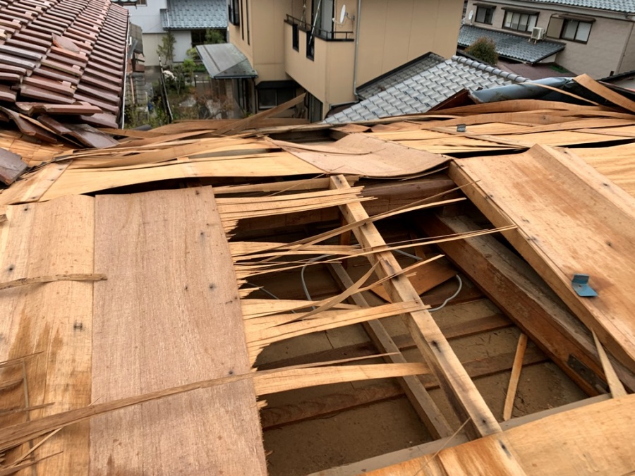 屋根材飛散し応急処置