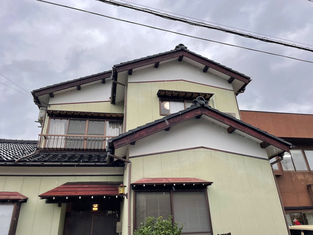 大屋根より雨漏れ発生