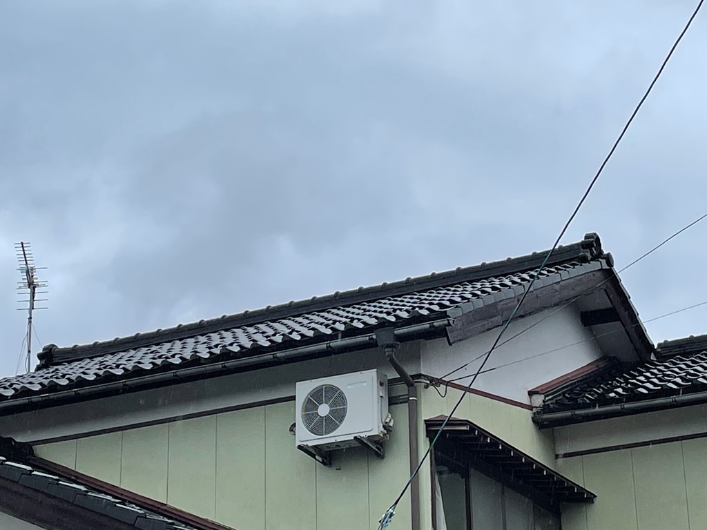 大屋根より雨漏れ発生