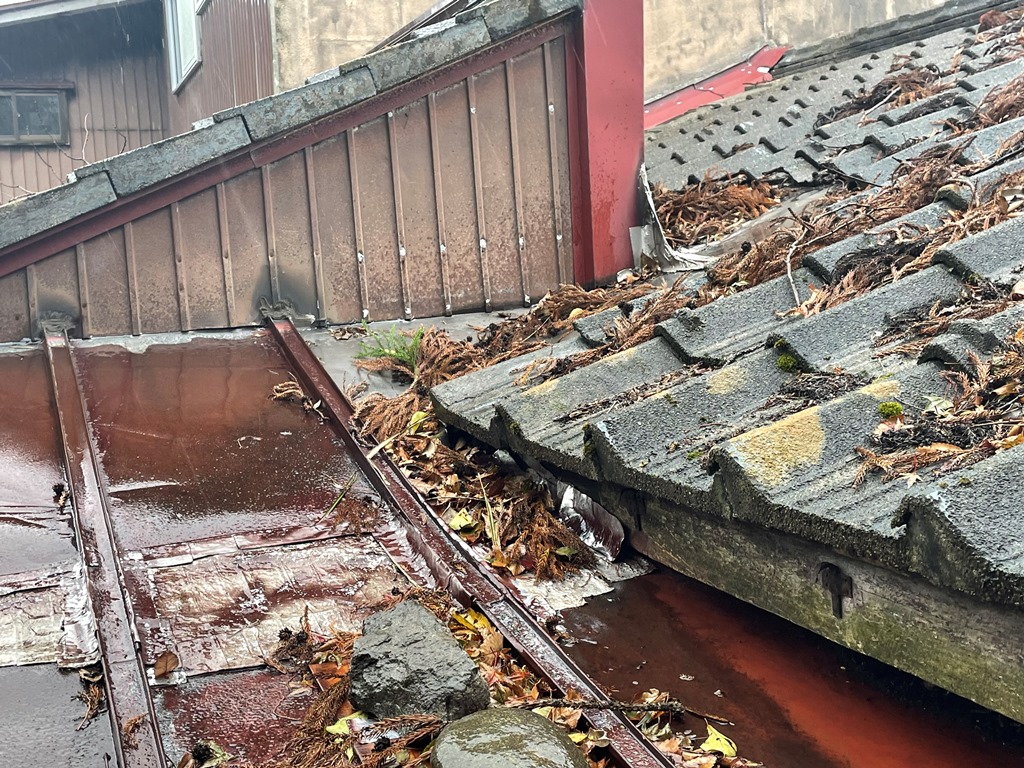 1階天井より雨漏れ