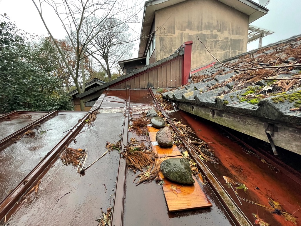 1階天井より雨漏れ