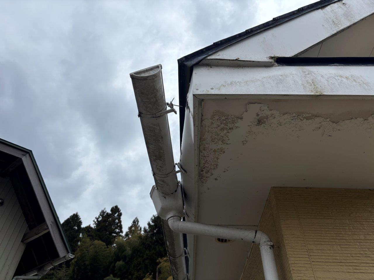 雪害によって軒樋破損　現地調査