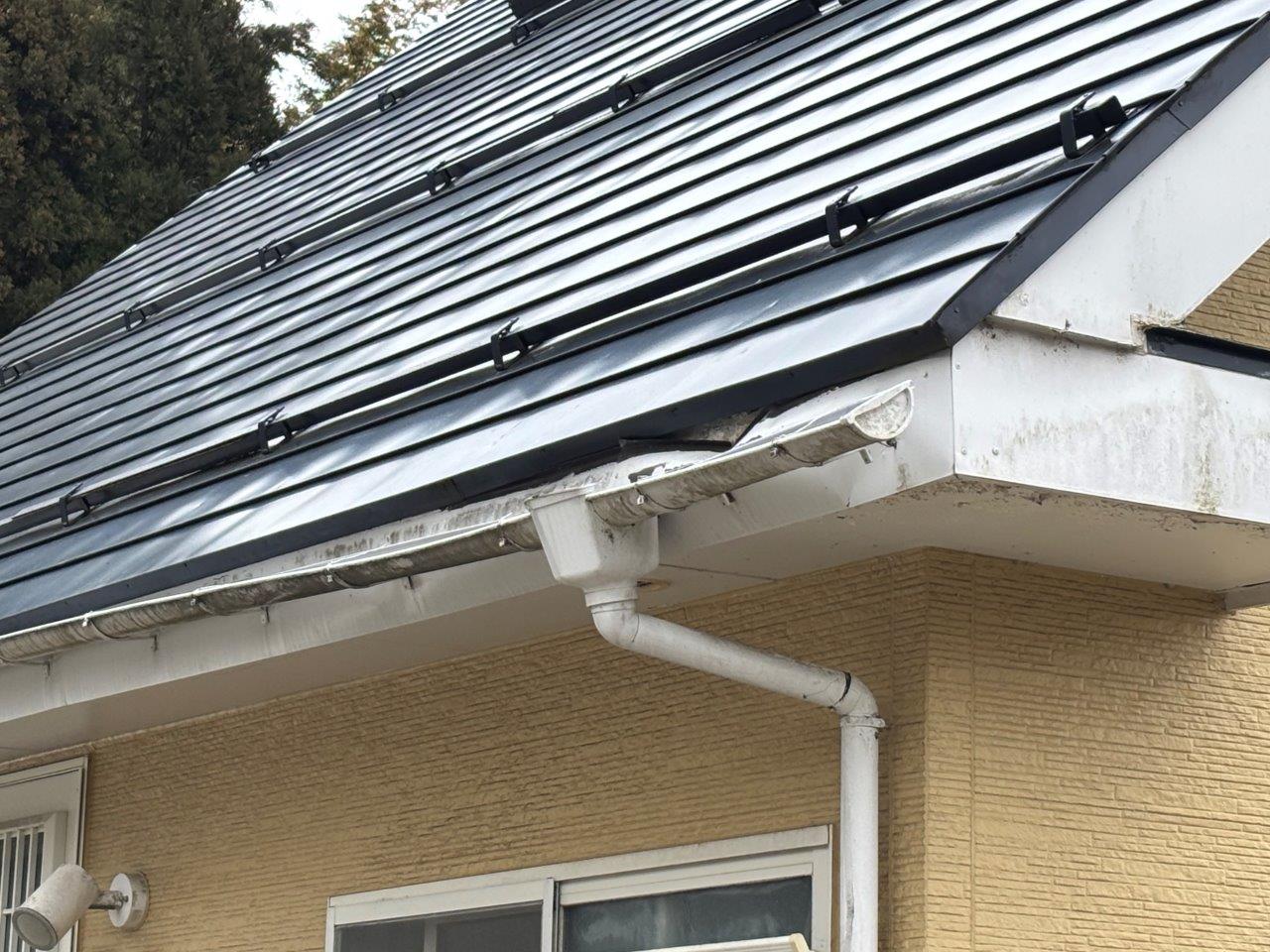雪害によって軒樋破損　現地調査