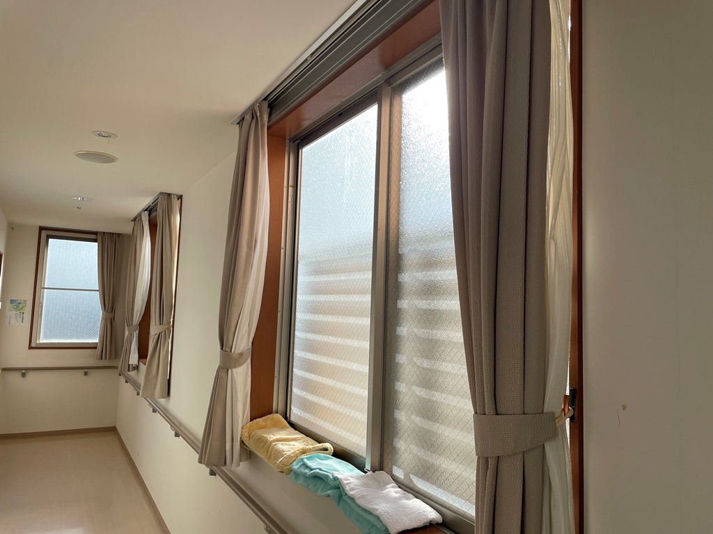 老人ホームの窓枠より雨漏れ