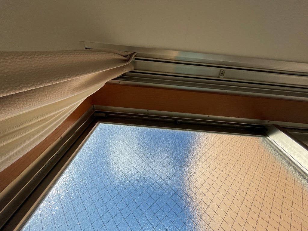 老人ホームの窓枠より雨漏れ