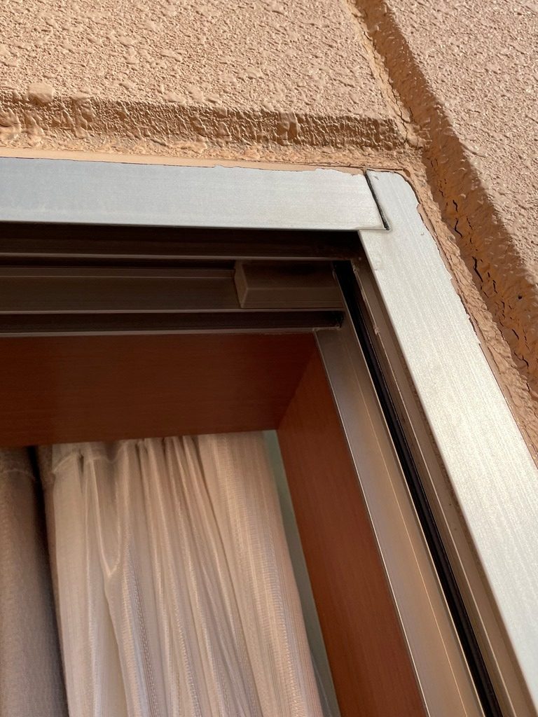 老人ホームの窓枠より雨漏れ