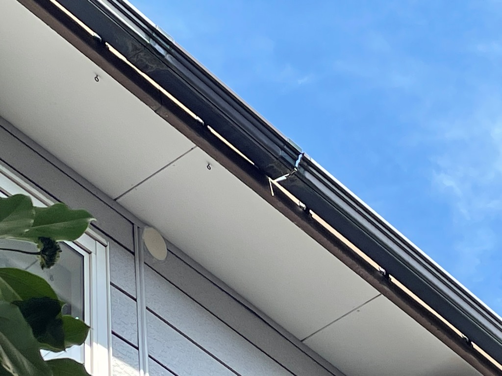 軒樋破損により水漏れ