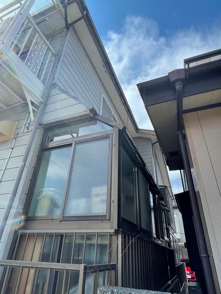 軒樋破損により水漏れ