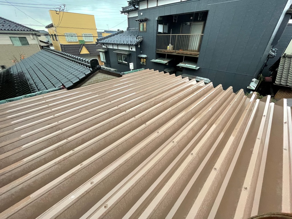 角波板屋根より雨漏れ発生
