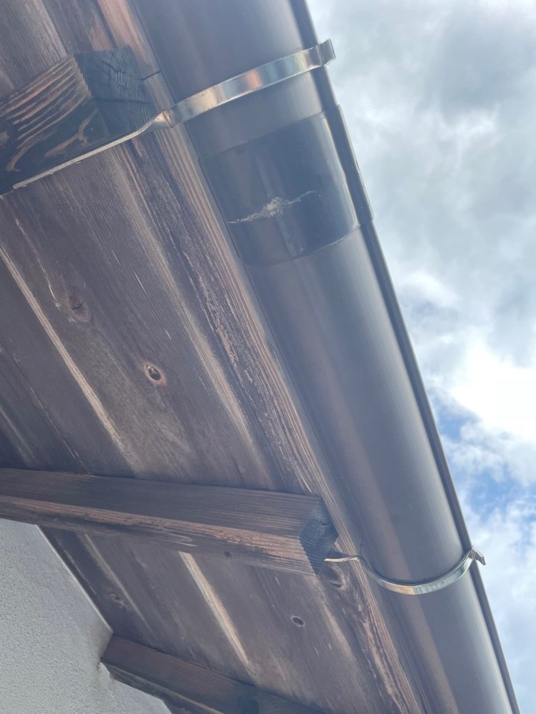 窓枠より雨漏れ発生