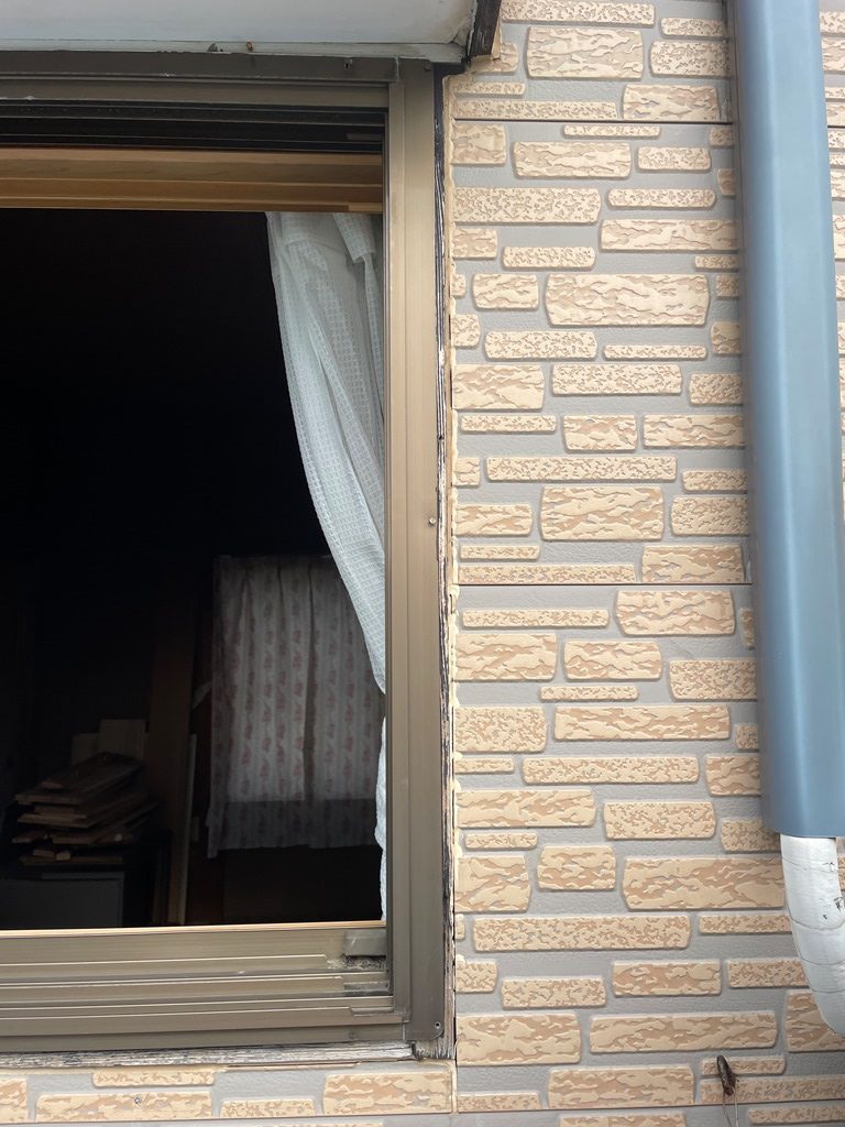 窓枠より雨漏れ発生