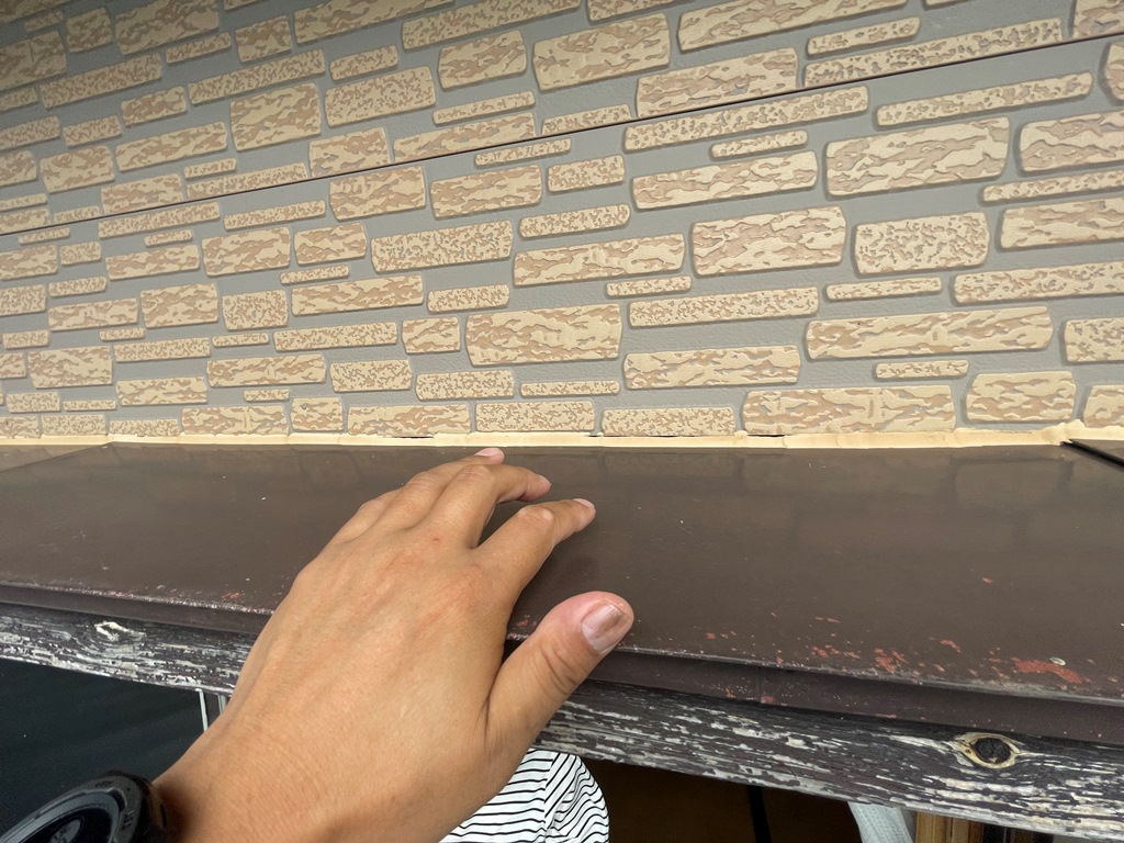 窓枠より雨漏れ発生