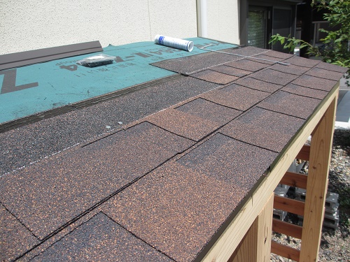 薪棚の屋根仕上げ