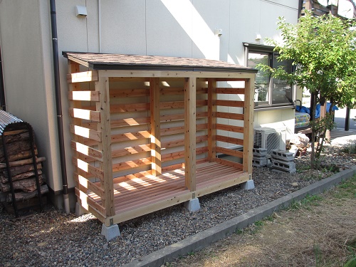 薪棚の屋根完成