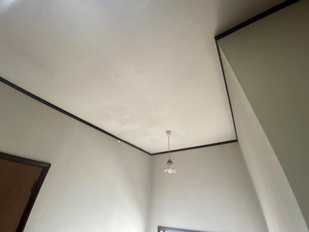 瓦屋根より雨漏れ