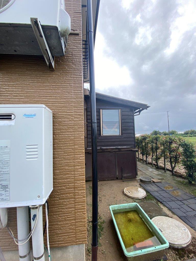 竪樋のバタつき