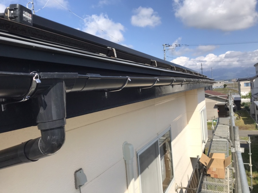 強風によって集水器が外れ軒樋破損交換工事