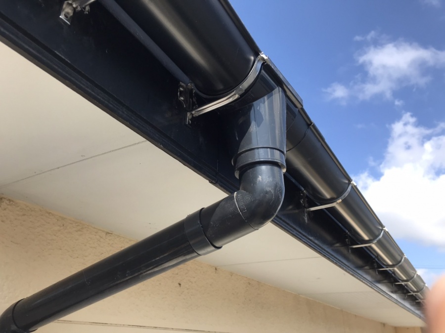 強風によって集水器が外れ軒樋破損交換工事