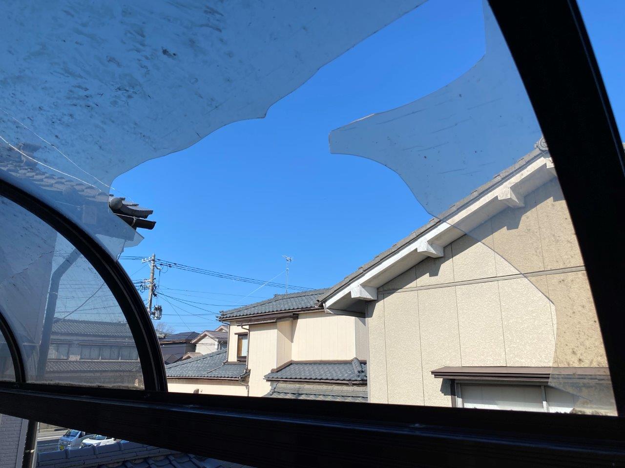 2階ベランダポリカ屋根破損