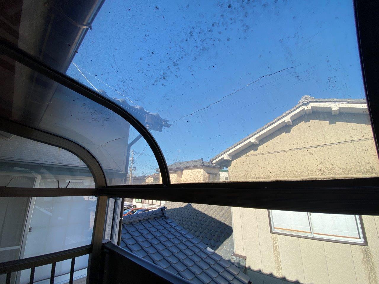 2階ベランダポリカ屋根破損