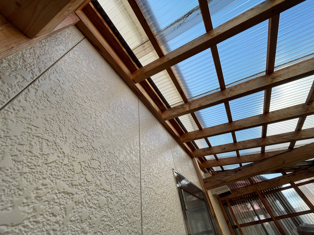 小屋の屋根から雨漏れ