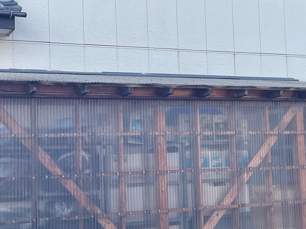 小屋の屋根から雨漏れ