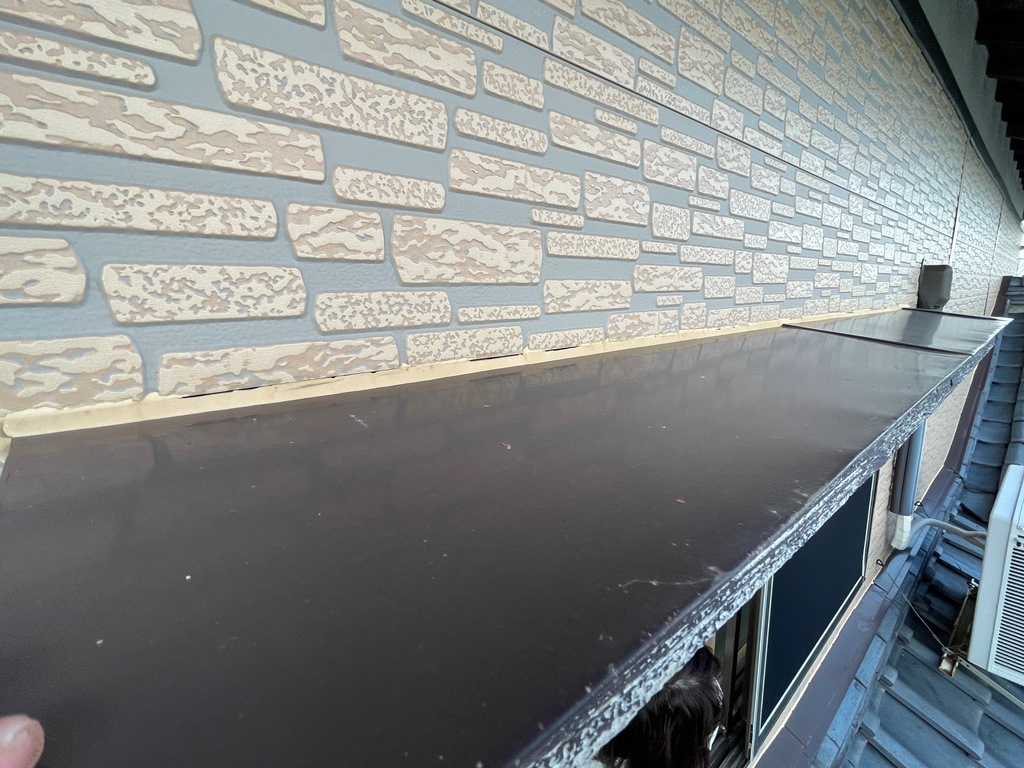 窓枠・外壁のクラックによって雨漏れ