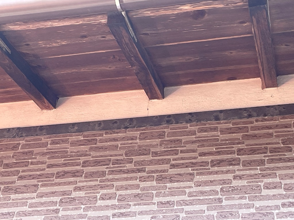 窓枠・外壁のクラックによって雨漏れ