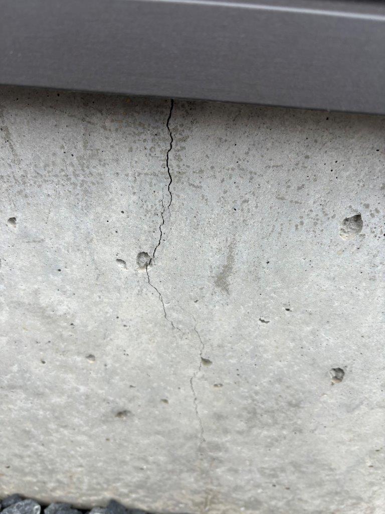 基礎クラック補修前