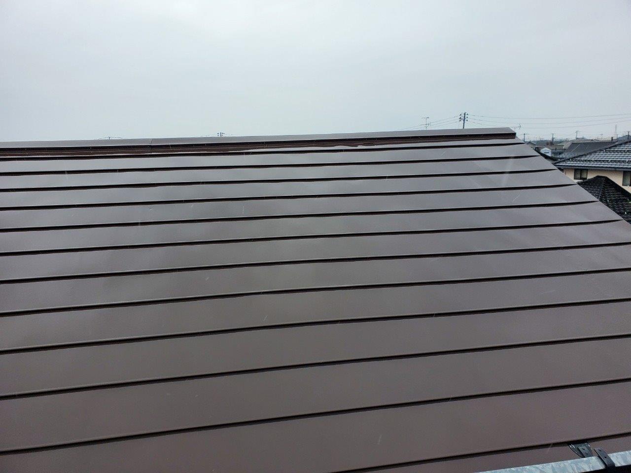 板金屋根の歪み　現地調査