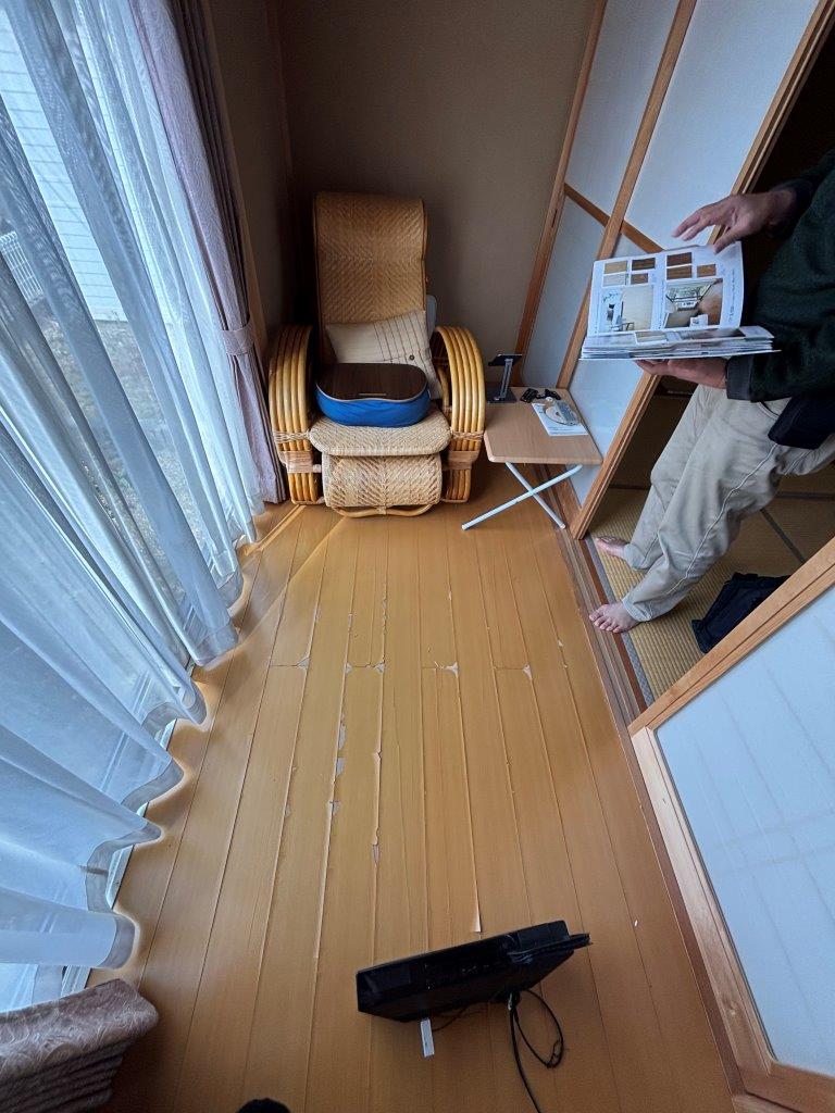 縁側の床の剥がれ　現地調査