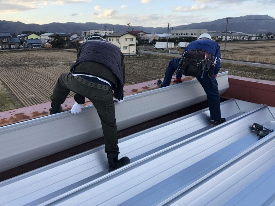 社屋の折半屋根修繕工事