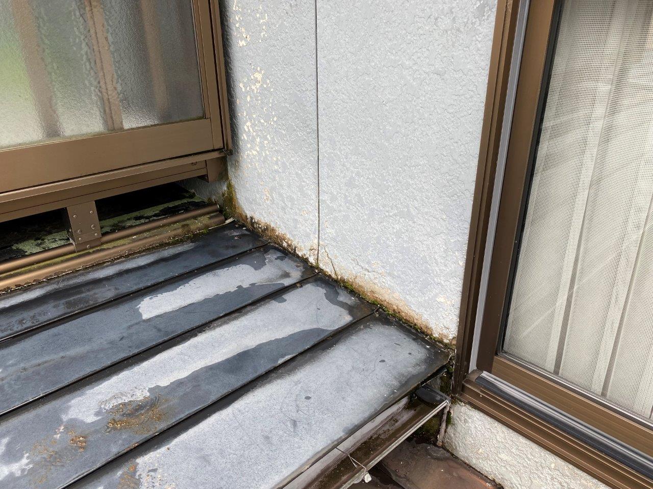 外壁腐食によって雨漏れ