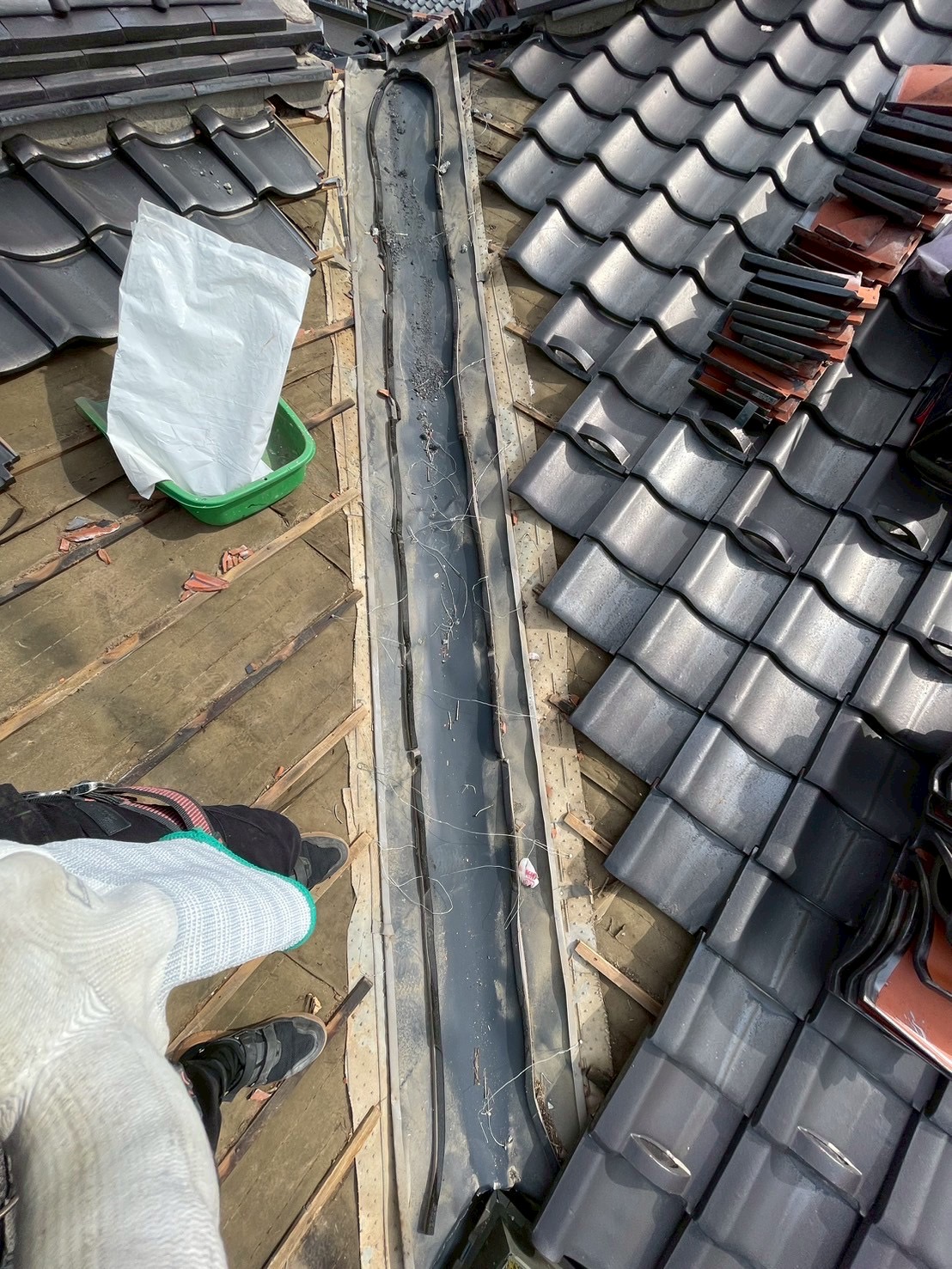 谷板金入れ替え、葺き直し工事