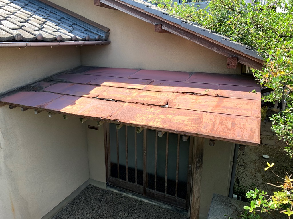玄関ポーチの板金屋根　現地調査