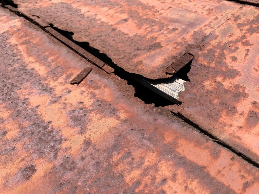 庇が腐食している為修繕工事