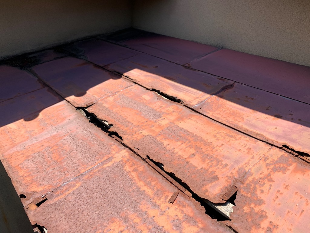 玄関ポーチの板金屋根　現地調査