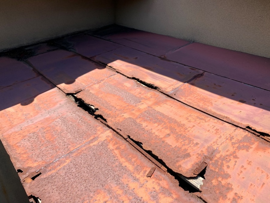 庇が腐食している為修繕工事