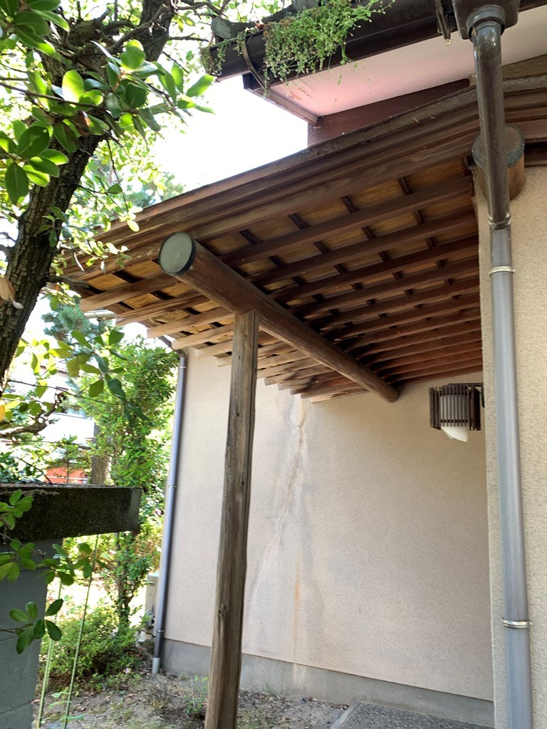 庇が腐食している為修繕工事