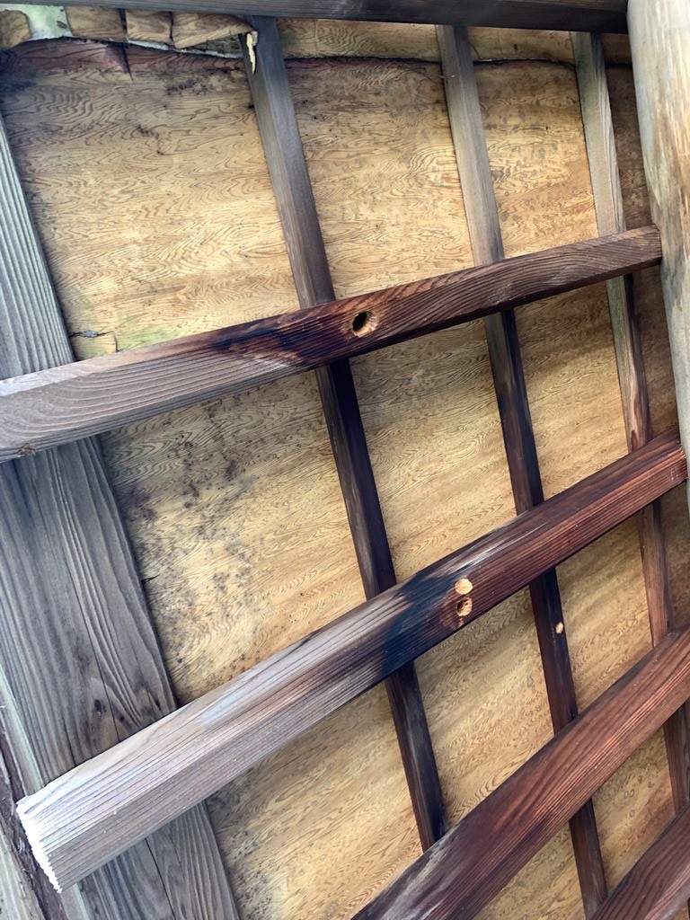 庇が腐食している為修繕工事