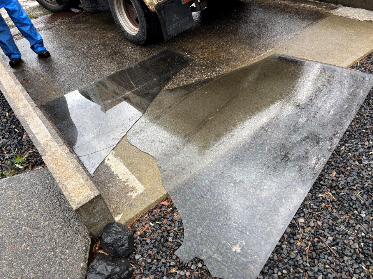 強風によってポリカ屋根が飛散　応急処置