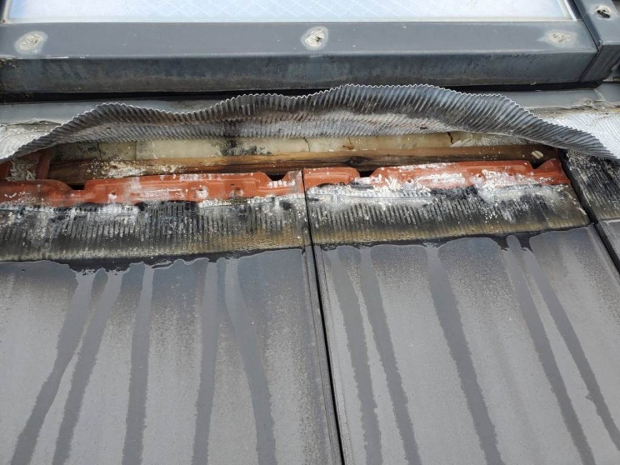 天窓より雨漏れ発生