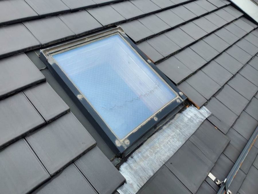 天窓より雨漏れ発生