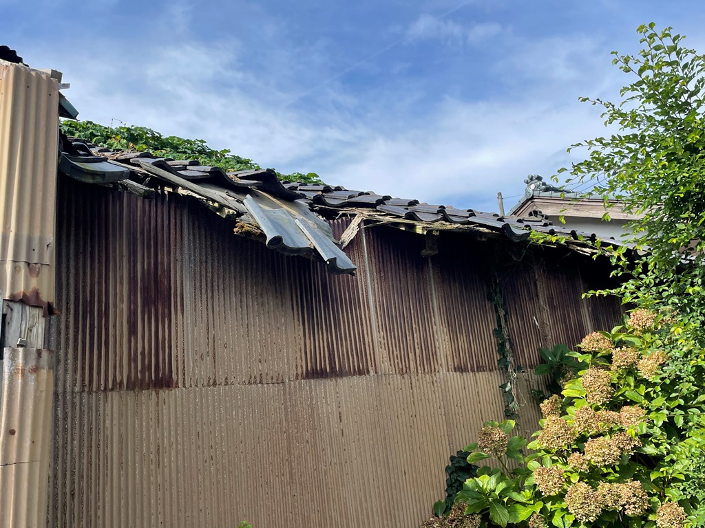 農舎屋根落下、破損